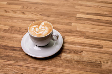 Leckerer Cappuccino auf einem schönen Holztisch
