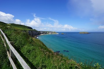 Fototapeta premium Landschaft um Carrick-a-Rede - Rope Bridge / Nordirland 