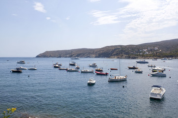 Fototapeta na wymiar boats moored in the sea near the mountain