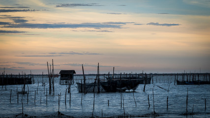 Obraz premium Traditional fishermen wooden houses in Songkhla Lake, Thailand