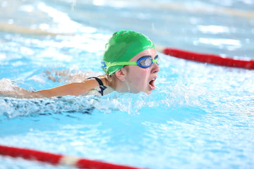 Ragazza nuota in piscina