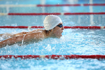 Ragazzo si allena in piscina © CreativePhotography