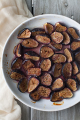 Roasted  figs with honey and cinnamon 