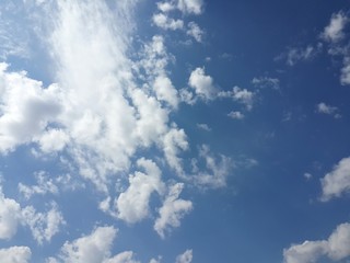 Mavi gökyüzü ve beyaz bulutlar manzara