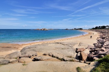 Grande plage de la presqu'île Renote à Trégastel en Bretagne