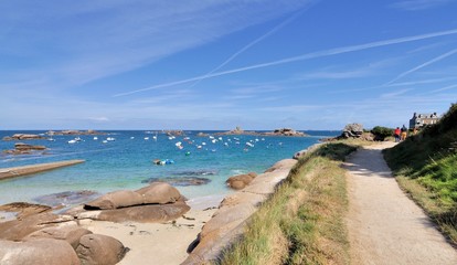 Sentier de randonnée entre la plage du Coz-Pors et la presqu'île Renote à Trégastel en Bretagne