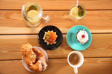 beautiful ice cream and drinks on the wooden table