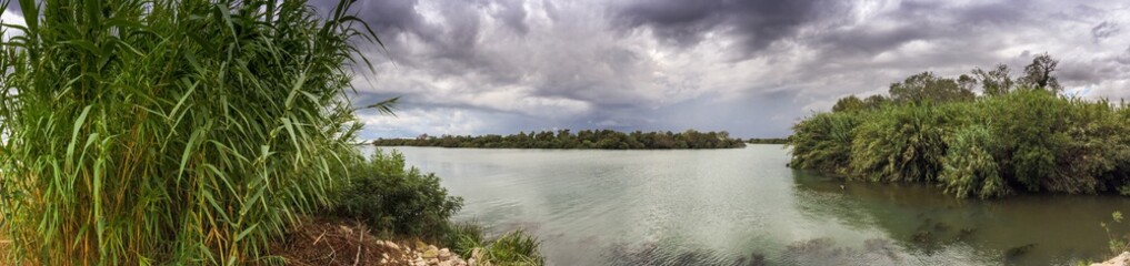 Orage sur le Petit-Rhône en Camargue, Provence en France