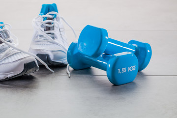 gym concept with running sneakers and weights for wellness lifestyle © STUDIO GRAND WEB