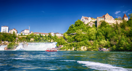 Fototapeta premium Widok na wodospad Renu (Rheinfalls), największy zwykły wodospad w Europie. Znajduje się w pobliżu miasta Schaffhausen w północnej Szwajcarii, pomiędzy kantonami Schaffhausen i Z? Bogatymi