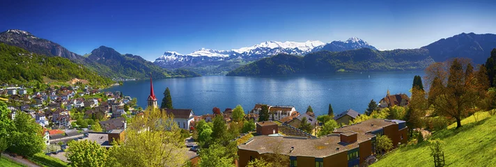 Foto op Canvas Panoramabeeld van dorp Weggis, meer van Luzern (Vierwaldstatersee), Pilatus-berg en Zwitserse Alpen op de achtergrond in de buurt van de beroemde stad Luzern (Luzern), Zwitserland © Eva Bocek