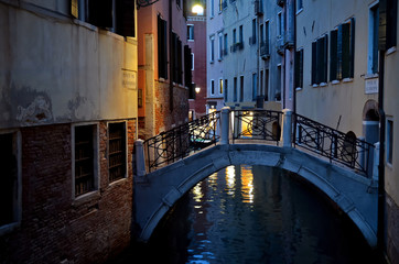 Fototapeta na wymiar Typical look of Venice at night