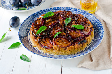 Pie with caramelized plums without gluten in corn flour