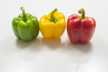 pimientos de colores sobre fondo blanco
