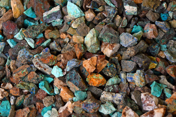 Verschiedenfarbige Erzbrocken als Hintergrund
