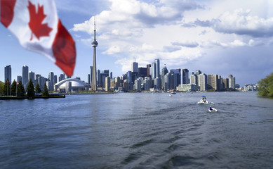 De mooie vlag van Canada zwaait voor het beroemde uitzicht op de stad Toronto