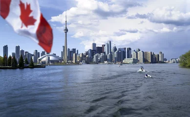 Schilderijen op glas De mooie vlag van Canada zwaait voor het beroemde uitzicht op de stad Toronto © COSPV