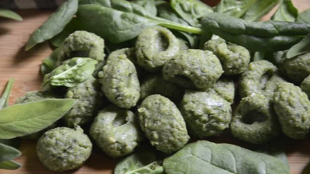 Gnocchi with spinach and ricotta với rau bina v&agrave; met spinazie en spinaci Ẩm thực &Yacute; Kuchnia włoska Cucina italiana Italiaanse keuken 이탈리아 요리 義大利飲食 Olasz gasztron&oacute;mia Italian cuisine