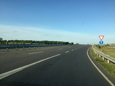 Autobahnauffahrt mit Verkehrsschild