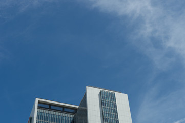 Fototapeta na wymiar Office building in the city under blue sky