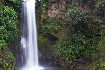 Fototapeta na wymiar waterfall in Costa Rica