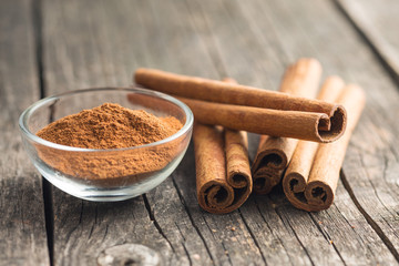 Cinnamon sticks and ground cinnamon.