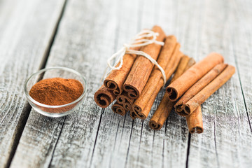 Cinnamon sticks and ground cinnamon.