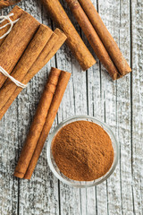 Cinnamon sticks and ground cinnamon.