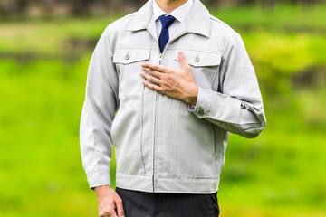 作業服を着ている男性の上半身 自然の背景
