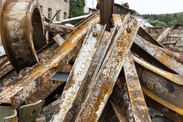 Große rostige Stahlträger für recycling