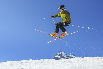souveräner Sprung beim Skifahren