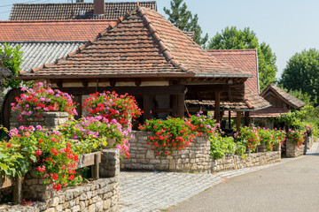 Vieux pressoir et village fleuri