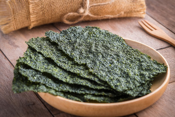 Crispy dried seaweed on wooden plate © ritablue