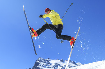 spektakul&auml;re Gr&auml;tsche in der Luft mit Telemarkskiern