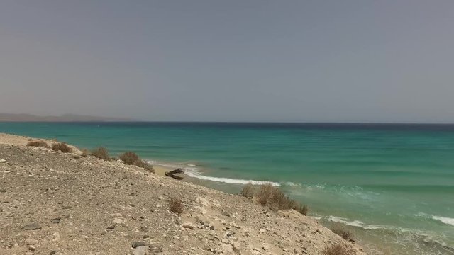 Playa de Sotavento, Fuerteventura, Isole, Canarie, Spagna: la spiaggia di Sotavento con kitesurfer windsurfer e bagnanti.