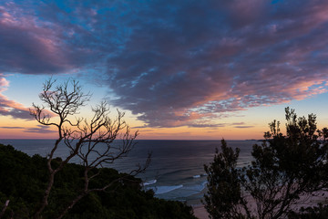 Fototapeta na wymiar Sunset ocean view in Byron Bay in Australia with pink and purple clouds