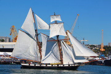 Voilier de retour au port de Brest