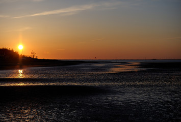 Fototapeta premium Wattlandschaft an der Nordsee bei Sonnenaufgang