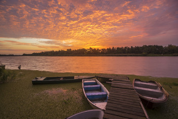 Obraz premium fishing harbor in the beautiful scenery of dynamic sunrise