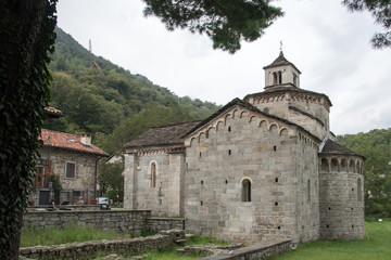 Fototapeta na wymiar Romanische Kirche im gleichnamigem Ort San Giovanni 11.-12. Jahrhundert. Gebaut aus weißem Granit vom Berg Montorfano in unmittelbarer Nähe