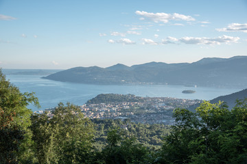 Fototapeta na wymiar Blick über Verbania zum Lago Maggiore in Richtung Süd-West-rechts im Bild die Inseln Madre, Pescatori und Bella