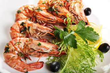 Fried King prawns with green salad and olives