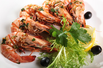 Fried King prawns with green salad and olives
