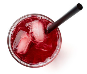 Glas frischer Cranberry-Saft, isoliert auf weiss, von oben