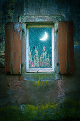 Wand einer Ruine eines Hauses bei Nacht mit Mond im kaputten Fenster Stimmung Mitternacht...