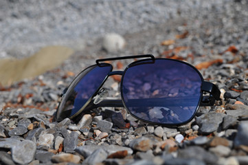 Okulary słoneczne na kamienistej plaży  © Andrzej Maj Photo
