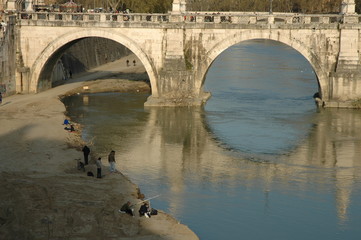 Brücke am Tiber. Mit Anglern.
