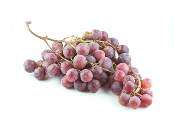 Uva rossa in grappolo isolata su sfondo bianco