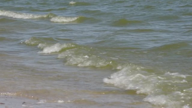 Прибрежные волны/ Прибрежные волны Азовского моря в жаркий летний день