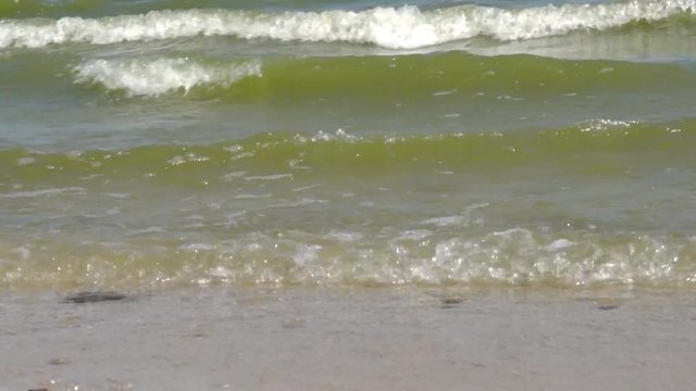 Прибрежные волны/ Прибрежные волны Азовского моря в жаркий летний день
